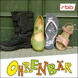 Unterschiedliche einzelne Schuhe (Stiefel, Sandale etc.) vor einer grünen Tür (Quelle: rbb/OHRENBÄR/Birgit Patzelt)