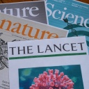 Wissenschaftliche Fachzeitschriften: Nature, Science, The Lancet: Nur Wissenschaftler*innen, die viel in angesehenen Journalen publizieren, ernten Renommee und Forschungsförderung. Dieses System hat Schattenseiten