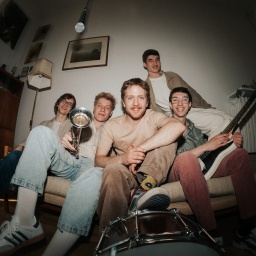 Die Mitglieder von „WirSindBaend“ aus Korschenbroich am Niederrhein sitzen auf einem Sofa: (Von links nach rechts) Malte Simons, Konstantin Florenz, Carlo Pause, Len Haskic und Béla Boz