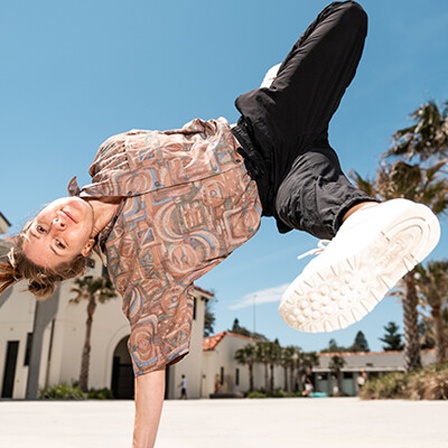 Frieda Frost macht einen Breakdance-Move