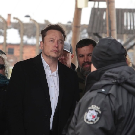 X-Chef Elon Musk in Auschwitz
