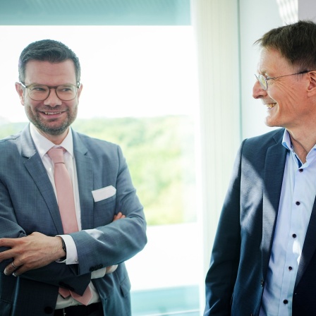 Karl Lauterbach (r, SPD), Bundesminister für Gesundheit, und Marco Buschmann (FDP), Bundesminister der Justiz, nehmen an der Sitzung des Bundeskabinetts im Bundeskanzleramt teil.