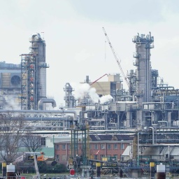 Industrieanlagen stehen auf dem Werksgelände des Chemiekonzerns BASF.
