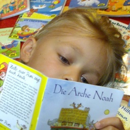 Ein Kind liest in einem Pixi-Buch.