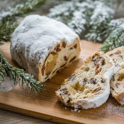 Christstollen mit verschneitem Tannenzweig