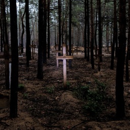 Ein Blick auf nicht identifizierte Gräber von Zivilisten und ukrainischen Soldaten, die von russischen Streitkräften zu Beginn des Krieges getötet worden waren, auf einem Friedhof in der kürzlich zurückeroberten Stadt Isjum.