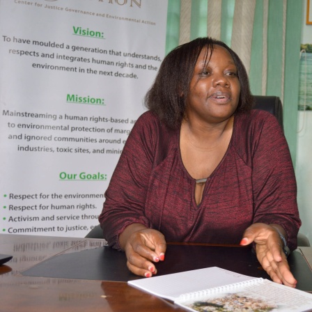 Die Umweltschützerin Phyllis Omido aus Kenia in ihrem Büro.