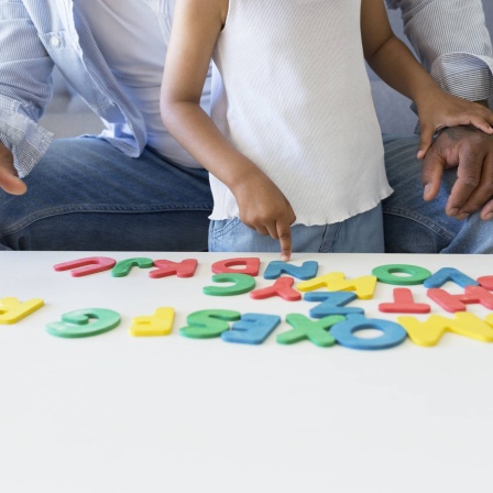 Vater und Tochter bei einem Buchstabenspiel