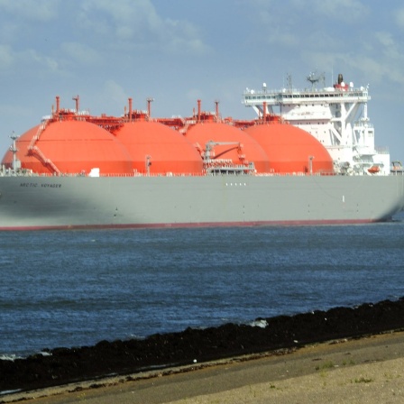 Ein Frachter für flüssiges Erdgas (LNG) liegt im Hafen von Rotterdam. 