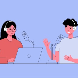 Illustration zweier Personen, die sich mit Kopfhörern und an Mikrofonen am Schreibtisch gegenüber sitzen. Sie sprechen miteinander, die Frau sitzt an einem Laptop, der Mann gestikuliert.