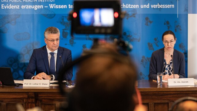 Lothar Wieler und Ute Rexroth während einer Pressekonferenz