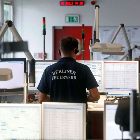 Ein Disponent arbeitet in der Einsatzleitstelle der Berliner Feuerwehr.
