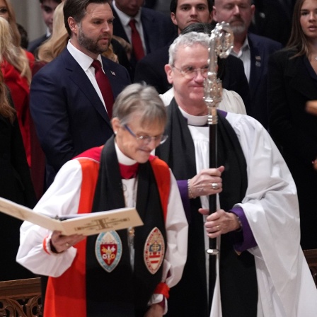 Präsident Donald Trump sieht zu, wie Bischöfin Mariann Edgar Budde zum nationalen Gebetsgottesdienst in der Washington National Cathedral kommt.