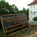 An der Stelle, an der das Haus der türkischen Familie Genc in Solingen gestanden hatte, erinnert eine Gedenktafel an die Opfer des Brandanschlags.