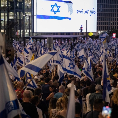 Tel Aviv: Zahlreichen Menschen nehmen an einer Demonstration teil, bei der ein sofortiger Waffenstillstand im Gazastreifen, die Freilassung der verbleibenden Geiseln der Hamas und die Durchführung von Wahlen gefordert werden.