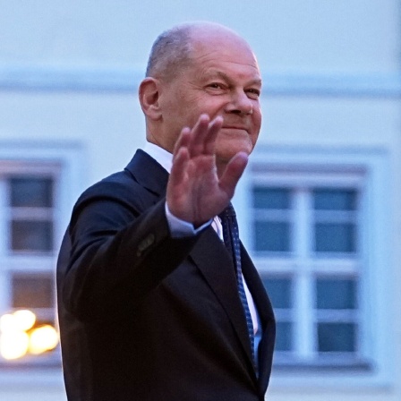 Olaf Scholz winkt