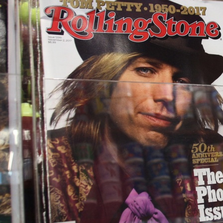 Musikzeitschrift Rolling Stone mit weiteren Zeitschriften in einem Regal