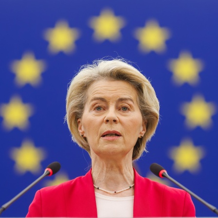 Ursula von der Leyen (CDU), Präsidentin der Europäischen Kommission, steht im Gebäude des Europäischen Parlaments und spricht