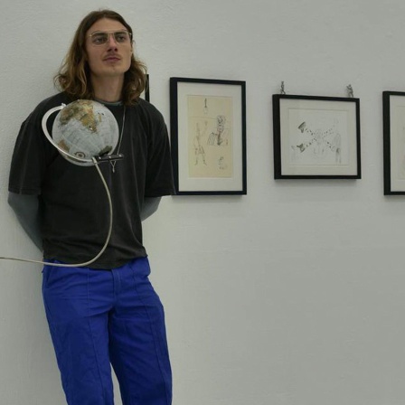 Der ukrainische Künstler Nikita Sereda in Düsseldorf vor seiner Installation "Michael Jackson Earthsong".