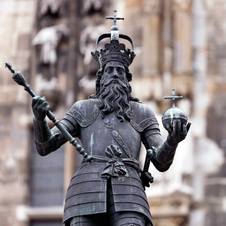 Eine Statue Karls des Großen steht in Aachen am Karlsbrunnen.