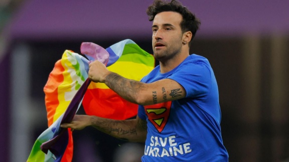 Sportschau - Flitzer Mit Regenbogenfahne Bei Portugal Gegen Uruguay
