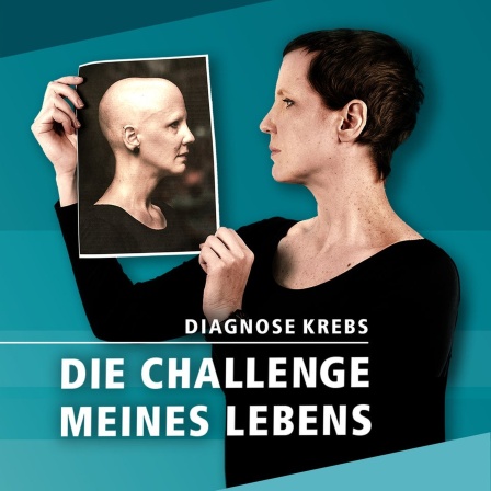 Eine junge Frau mit kurzen dunklen Haaren und schwarzem Shirt schaut zur Seite, in ihren Händen hält sie ein Foto von sich mit Glatze.