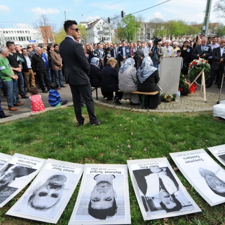 Die Porträts der Opfer der rechten Terrorgruppe NSU liegen  auf einer Gedenkveranstaltung für Halit Yozgatin in Kassel. Halit war das mutmaßlich letzte Opfer der Terrorgruppe NSU.