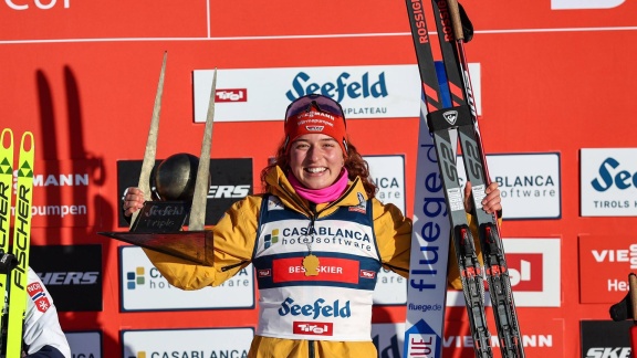 Sportschau Wintersport - Das Seefeld-triple - Die Siegerehrung Mit Nathalie Armbruster