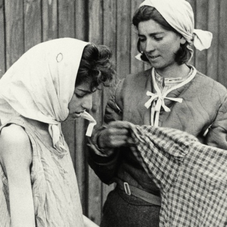 Befreiung des KZ Bergen-Belsen durch britische Truppen der 2. Armee am 15. April 1945. Überlebende weibliche Häftlinge bekommen neue Kleidung. (Archivbild)