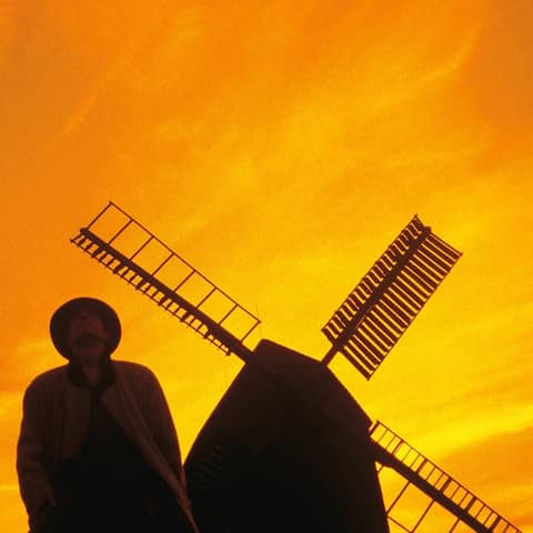 Don Quijote mit Sancho Pansa vor einer Windmühle.