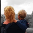 Julia mit ihrem Sohn Niklas auf dem Arm