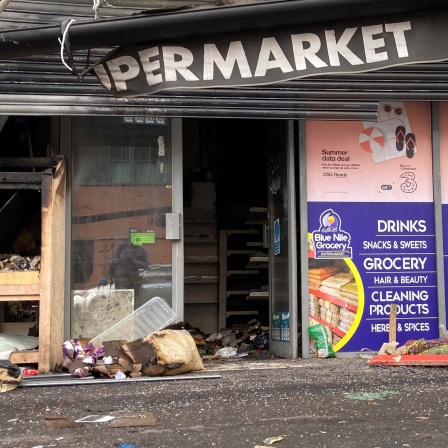 Zerstörtes Geschäft nach Ausschreitungen im Anschluss an eine Anti-Einwanderungsdemonstration (Belfast, 06.08.2024).