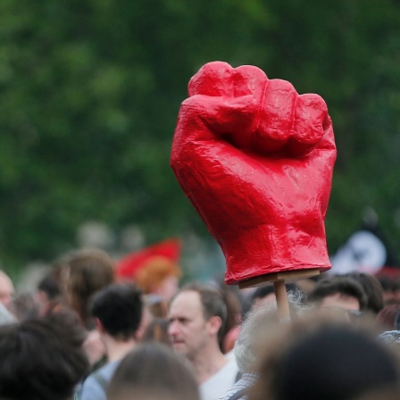 Rote und kämpferische Faust bei einer Demonstration