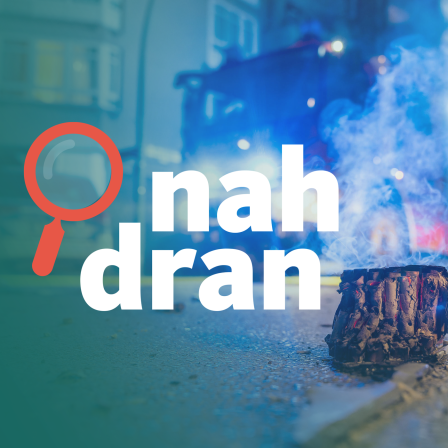Das Bild zeigt einen ausgebrannten Böller vor einem Feuerwehrwagen. Davor ist das Logo des Podcasts "nah dran".