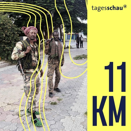 Kämpfer der Tigray Peace Force stehen auf einer Straße, nachdem sie Mekelle in der äthiopischen Region Tigray betreten haben
