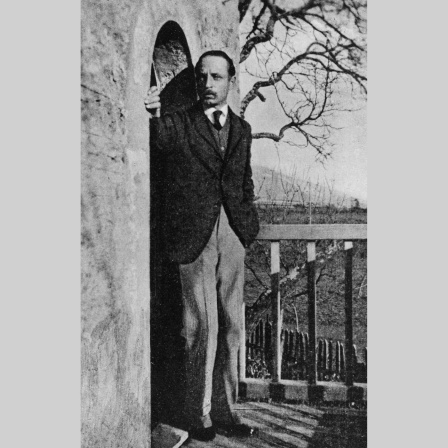  Das Beitragsbild des WDR3 Kulturfeature „Hiersein ist herrlich“ zeigt Rainer Maria Rilke an der Eingangstuere zum Chateau de Muzot im Herbst 1923.