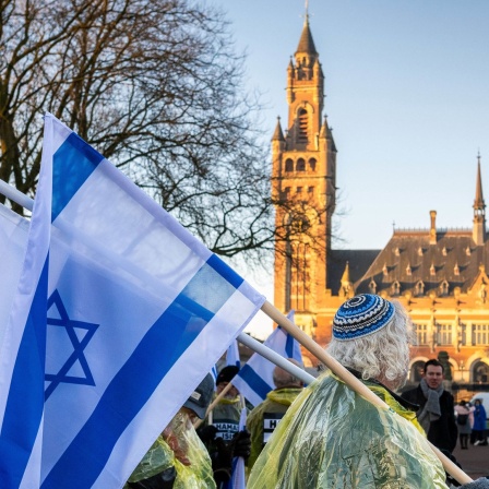 Ein pro-israelischer Demonstrant mit einer Flaggen Israels vor dem Internationalen Gerichtshof in Den Haag.