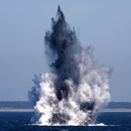 Eine breite Wasserfontäne schießt aus einer sonst ruhigen Ostsee empor, als zwei Wasserbomben aus dem Zweiten Weltkrieg gezielt gesprengt werden. (Quelle: Picture Alliance)