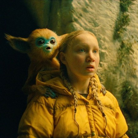 Filmszene: Helena Zengel steht mit einem Ochi-Baby in einer Höhle. (Bild: picture alliance/dpa/PLAION PICTURES)