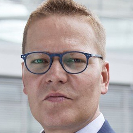 Der Bundestagsabgeordnete Tino Sorge guckt in die Kamera.