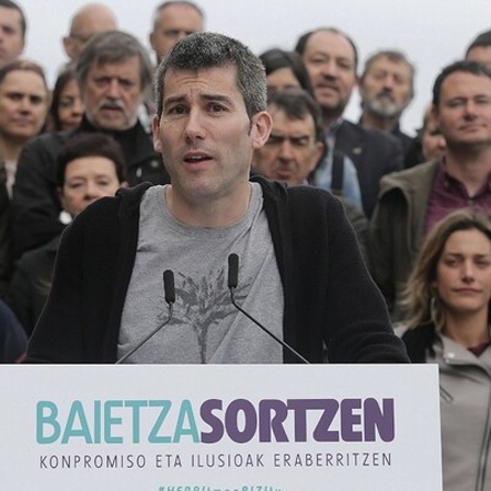 Arkaitz Rodriguez, der Generalsekretär der linken Partei Sortu am 5. Mai 2018. Er verliest vor seinen Parteikollegen und ehemaligen Mitgliedern des Parteivorstands eine Erklärung zur Auflösung der ETA.