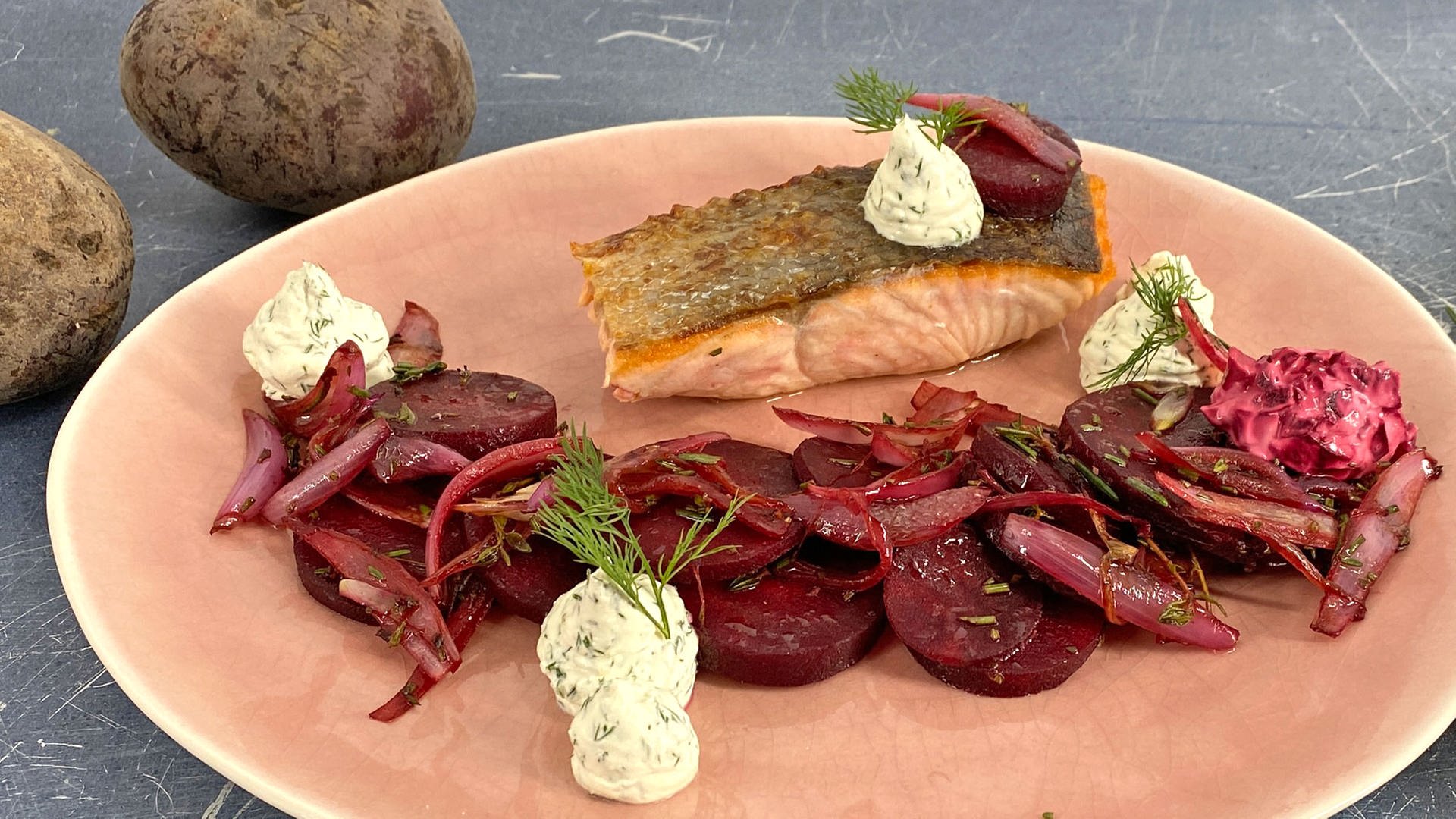 ARD-Buffet: Rezept: Lauwarmer Rote Bete-Salat Mit Gebratenem Lachs ...