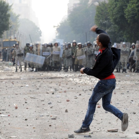 Gewalttätige Proteste auf dem Tahrir Platz in Kairo: Ein Junge wirft Steine in Richtung von Sicherheitskräften (Archivbild)