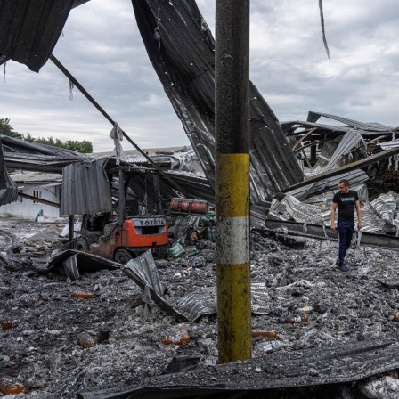 Ein Anwohner inspiziert die Trümmer seiner Getränkefabrik, die in der vergangenen Nacht von einer russischen Rakete zerstört wurde.