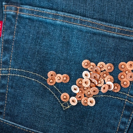 Kupfernieten liegen auf einer 501 Levi's Jeans. Vor 150 Jahren meldete der aus Oberfranken stammende Levi Strauss das Patent auf vernietete Arbeitshosen an. 