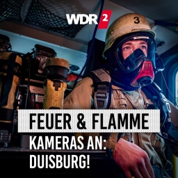 Feuerwehrmann mit Atemschutzmaske im Rettungswagen