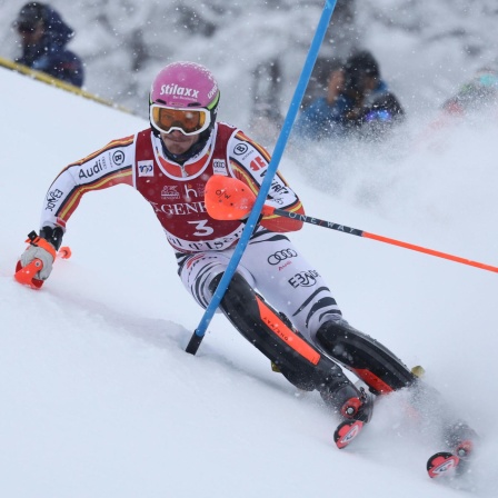 Der Deutsche Linus Straßer fährt während des Weltcup-Slaloms  in Val d'Isere den Kurs hinunter.