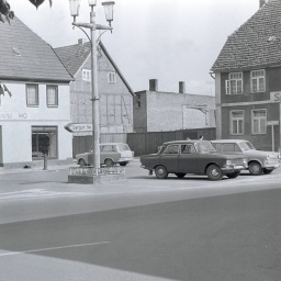 Historische Schwarzweiß-Fotografie: Ein Platz in einem Dorf oder in einer Kleinstadt.