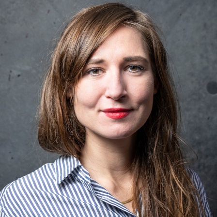 Eine Porträtaufnahme der Journalistin Ronja Brier.