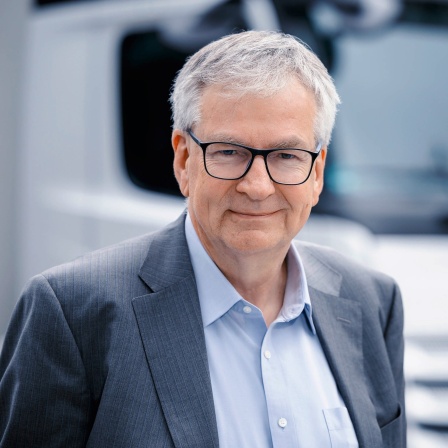 Martin Daum, Chef Daimler-Trucks, blickt in die Kamera. LKWs mit Batterien oder Wasserstoff - Wie sieht die Zukunft im Gütervekehr auf den Straßen aus? Darüber sprechen wir mit ihm in SWR1 Leute